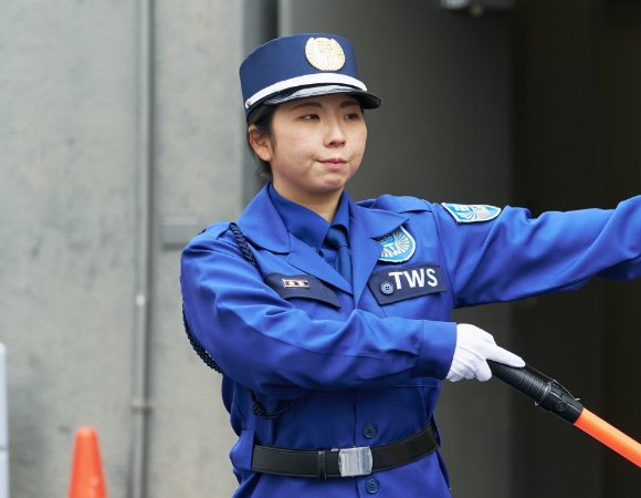 大型工事現場での誘導警備　駅チカ現場