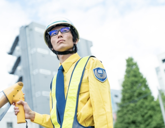 交通誘導警備他、線路や付近の工事現場での列車見張り員（夜勤あり）