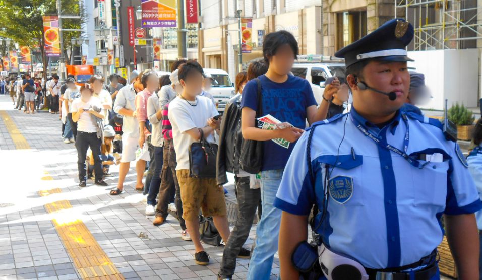 写真:新装オープン前の列整理