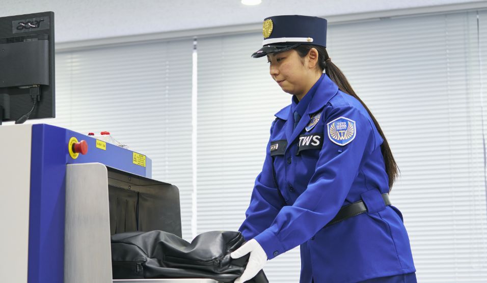 写真:重要施設での手荷物検査