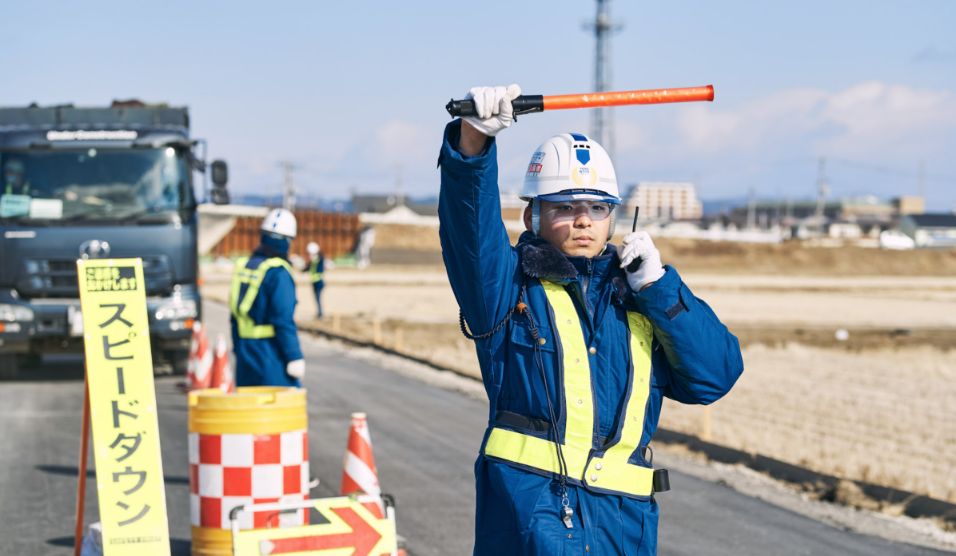 写真:工事現場での保安・安全誘導